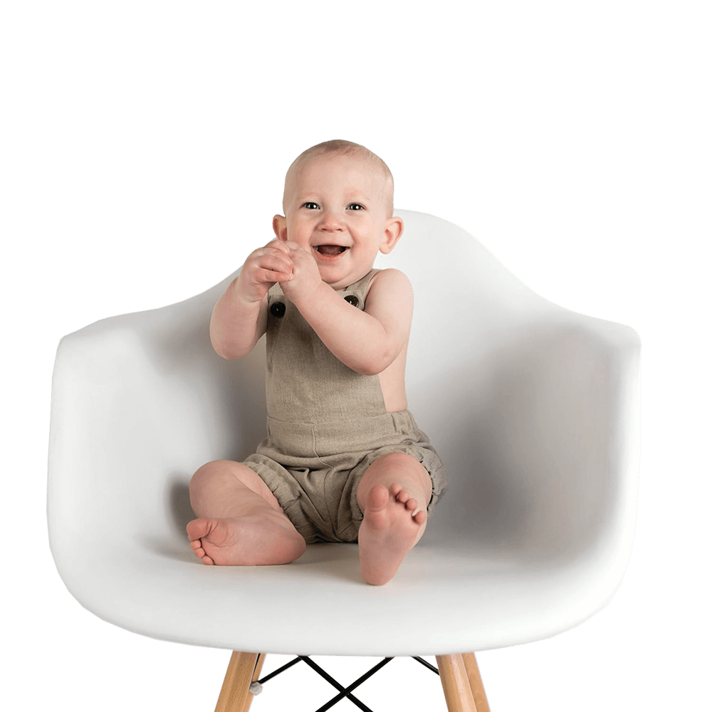 Bébé heureux sur une chaise